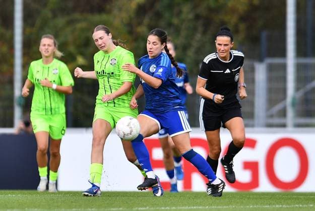 Schalke 04 - SGS Essen ** NUR FÜR REDAKTIONELLE ZWECKE ** EDITORIAL USE ONLY **<p>Fußball Frauen DFB-Pokall 1. Runde: Schalke 04 - SGS Essen am 27.09.2026 im Parkstadion in Gelsenkirchen Laura Bröring ( SGS Essen ), links - Chaleen Klöß ( Schalke 04 ), rechts Deutschland Nordrhein Westfalen Gelsenkirchen Copyright: ThorstenxTillmann