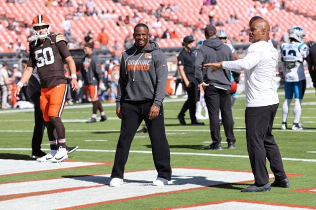 Former Cleveland Browns running back Nick Chubb (M) talks with players and coaches before the Browns game against the Carolina Panthers at Huntington Bank Field in Cleveland, Ohio on Sunday September 27, 2026. Chubb signed a one day contract on Friday September 25th to retire as a Brown.  CLE20260927105 AARONxJOSEFCZYK