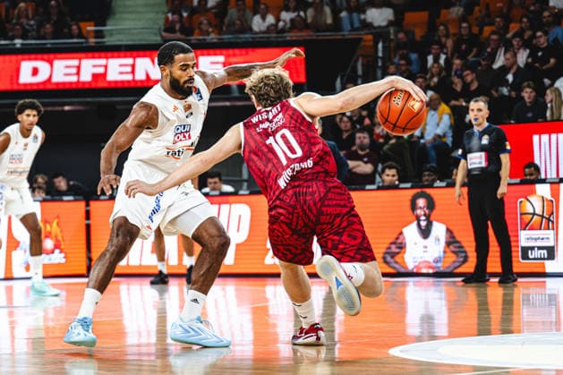 Neu Ulm, Deutschland, 27.09.26: Marvin Heckel (ratiopharm ulm) und Calvin Wishart (Fitness first Wuerzburg Baskets) im Zweikampf waehrend des Basketball Bundesliga Spiels zwischen ratiopharm ulm vs Fitness first Wuerzburg Baskets in der ratiopharm Arena am 27. September 2026 in Neu Ulm, Deutschland. (Foto von Harry Langer DeFodi Images) ratiopharm Arena, Germany, 27.09.26: Marvin Heckel (ratiopharm ulm) und Calvin Wishart (Fitness first Wuerzburg Baskets) battle for the ball during the Basketball Bundesliga match between ratiopharm ulm vs Fitness first Wuerzburg Baskets at Neu Ulm on September 27, 2026 in ratiopharm Arena, Germany. (Photo by Harry Langer DeFodi Images) (Photo by Harry Langer DeFodi Images) -