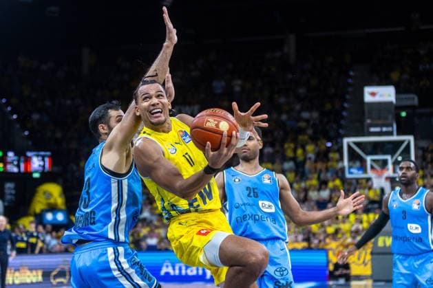 Oldenburg, Niedersachsen, DEU, 27.09.2026, Nicholas Tischler (Mitte, EWE Baskets Oldenburg), Martin Breunig (links, Veolia Towers Hamburg), Kenneth Ogbe (Mitte, Veolia Towers Hamburg) und Osaro Rich Igbineweka (rechts, Veolia Towers Hamburg). EWE Baskets Oldenburg vs. Veolia Towers Hamburg. Basketball. 1. Basketball-Bundesliga Saison 2026 2027, 3. Spieltag, Grosse EWE Arena. EWE Baskets Oldenburg vs. Veolia Towers Hamburg