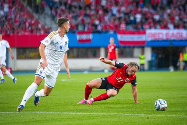 Fussball: Österreich Nationalteam: UEFA Nations League 2026 2027 - Liga B, Gruppe B3, 2. Spieltag, 27.09.2026 - Österreich (ÖFB) vs. Kosovo (FFK) - Ernst-Happel-Stadion (Wien, Österreich); Ilir Krasniqi (Kosovo, 4) mit Patrick Wimmer (Österreich, 21) Copyright: xLukasxBierederx