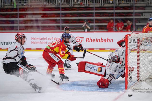 Torchance Ville Järveläinen (DEG) gegen Torwart Goali Michael Bitzer r. (MM), Aktion, zweikampf. Eishockey DEL2, Düsseldorfer EG (DEG) - ECDC Memmingen Indians (MM), am 27.09.2026 in Düsseldorf Deutschland. PSD Bank Dome
