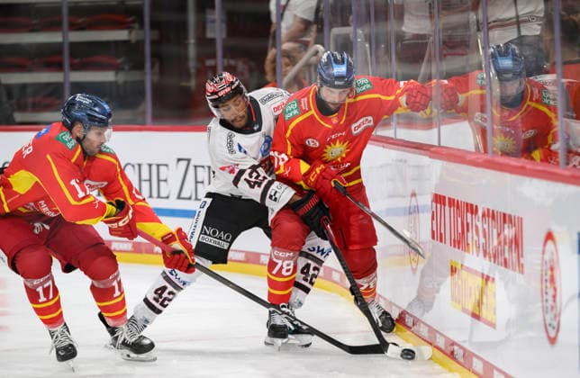 (l-r) Leon Niederberger (DEG), Jamal Watson (MM), Kevin Orendorz (DEG) Aktion, Zweikampf. Eishockey DEL2, Düsseldorfer EG (DEG) - ECDC Memmingen Indians (MM), am 27.09.2026 in Düsseldorf Deutschland. PSD Bank Dome