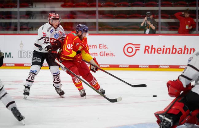 (l-r) Linus Svedlund (MM), Jason Bast (DEG) Aktion, Zweikampf. Eishockey DEL2, Düsseldorfer EG (DEG) - ECDC Memmingen Indians (MM), am 27.09.2026 in Düsseldorf Deutschland. PSD Bank Dome