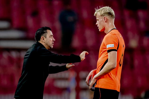 BELGRADO - Nederland head coach Xavi Hernandez, Nederland defender Jan Paul van Hecke during the UEFA Nations League match between Servie and Nederland at Rajko Mitic Stadion on 27 September 2026 in Belgrado, Servie. (Photo by DeFodi Images) -