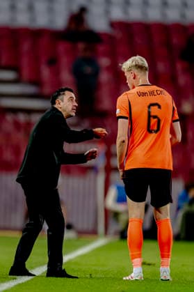 BELGRADO - Nederland head coach Xavi Hernandez and Nederland defender Jan Paul van Hecke during the UEFA Nations League match between Servie and Nederland at Rajko Mitic Stadion on 27 September 2026 in Belgrado, Servie. (Photo by DeFodi Images) -