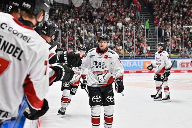 Penny DEL; Augsburger Panther - Kölner Haie, 27.09.2026 AUGSBURG, GERMANY; 27. SEPTEMBER: Jubel der Gäste nach dem Treffer zum 1-3 durch Valtteri KEMILÄINEN (Kölner Haie 13) während dem Match der Penny DEL zwischen den Augsburger Panthern und den Kölner Haien am 4. Spieltag im Curt Frenzel Stadion Copyright: xBEAUTIFULxSPORTS Goldbergx