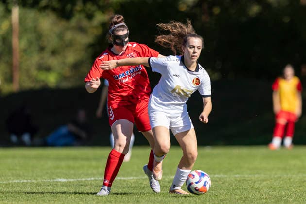 Thüringen-Pokal Achtelfinale Frauen: 1. FFC Saalfeld vs. 1. FFV Erfurt; Saalfeld; 27.09.2026 Melissa Stark ( 11; 1. FFC Saalfeld) gegen Jasmin Sautter ( 4; 1. FFV Erfurt) Thüringen-Pokal Achtelfinale Frauen: 1. FFC Saalfeld vs. 1. FFV Erfurt; Hauptplatz Lok-Sportplatz; 27.09.2026 Copyright: xBEAUTIFULxSPORTS Duehringx