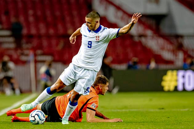 BELGRADO - Nederland defender Micky van de Ven, ServiÃ« forward Dejan JoveljiÄ‡ during the UEFA Nations League match between Servie and Nederland at Rajko Mitic Stadion on 27 September 2026 in Belgrado, Servie. (Photo by DeFodi Images) -