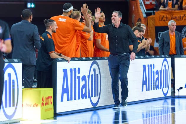 Ty Harrelson (ratiopharm ulm, Cheftrainer) Korbleger von atscht seine Spieler ab GER, Ratiopharm Ulm vs. Wuerzburg Baskets, Basketball, 1. Bundesliga, 3. Spieltag, Spielzeit 2026 2027, 27.09.2026 GER, Ratiopharm Ulm vs. Wuerzburg Baskets, Basketball, 1. Bundesliga, 3. Spieltag, Spielzeit 2026 2027, 27.09.2026 Neu-Ulm Copyright: xEibner-Pressefoto GeraldxOelze-dexStoppanyx EP_ODS