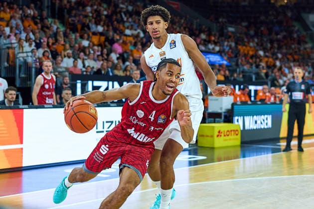 Zweikampf, Duell zwischen Sam Griffin (Wuerzburg Baskets, 04), Meissa Faye (ratiopharm ulm, 11) GER, Ratiopharm Ulm vs. Wuerzburg Baskets, Basketball, 1. Bundesliga, 3. Spieltag, Spielzeit 2026 2027, 27.09.2026 GER, Ratiopharm Ulm vs. Wuerzburg Baskets, Basketball, 1. Bundesliga, 3. Spieltag, Spielzeit 2026 2027, 27.09.2026 Neu-Ulm Copyright: xEibner-Pressefoto GeraldxOelze-dexStoppanyx EP_ODS