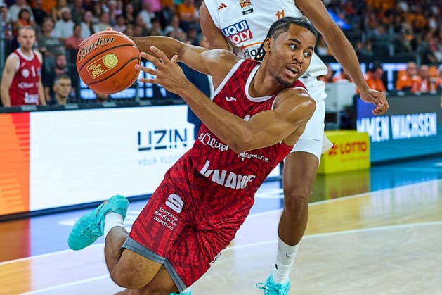 Sam Griffin (Wuerzburg Baskets, 04) kommt ann Meissa Faye (ratiopharm ulm, 11) vorbei GER, Ratiopharm Ulm vs. Wuerzburg Baskets, Basketball, 1. Bundesliga, 3. Spieltag, Spielzeit 2026 2027, 27.09.2026 GER, Ratiopharm Ulm vs. Wuerzburg Baskets, Basketball, 1. Bundesliga, 3. Spieltag, Spielzeit 2026 2027, 27.09.2026 Neu-Ulm Copyright: xEibner-Pressefoto GeraldxOelze-dexStoppanyx EP_ODS