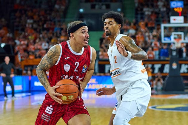 Max Jones (Wuerzburg Baskets, 02), Ibi Watson (ratiopharm ulm, 02) GER, Ratiopharm Ulm vs. Wuerzburg Baskets, Basketball, 1. Bundesliga, 3. Spieltag, Spielzeit 2026 2027, 27.09.2026 GER, Ratiopharm Ulm vs. Wuerzburg Baskets, Basketball, 1. Bundesliga, 3. Spieltag, Spielzeit 2026 2027, 27.09.2026 Neu-Ulm Copyright: xEibner-Pressefoto GeraldxOelze-dexStoppanyx EP_ODS