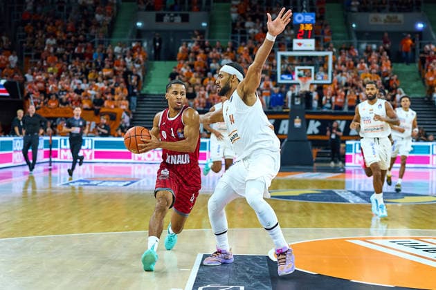 Zweikampf, Duell zwischen Sam Griffin (Wuerzburg Baskets, 04), Armel Traore (ratiopharm ulm, 07) GER, Ratiopharm Ulm vs. Wuerzburg Baskets, Basketball, 1. Bundesliga, 3. Spieltag, Spielzeit 2026 2027, 27.09.2026 GER, Ratiopharm Ulm vs. Wuerzburg Baskets, Basketball, 1. Bundesliga, 3. Spieltag, Spielzeit 2026 2027, 27.09.2026 Neu-Ulm Copyright: xEibner-Pressefoto GeraldxOelze-dexStoppanyx EP_ODS