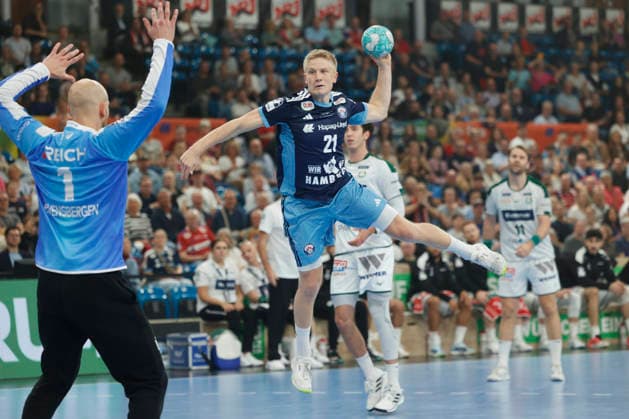 Handball 1. Opel Bundesliga 2026 2027 - Handball Club Hamburg (HCH) vs. HSG Wetzlar Frederik Bo Andersen (Hamburg) wirft aufs Tor von Torwart Bart Ravensbergen (Wetzlar) . Sporthalle Hamburg Hamburg Foto: Frank Schoof