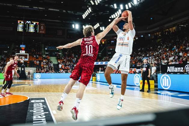 Neu Ulm, Deutschland, 27.09.26: Calvin Wishart (Fitness first Wuerzburg Baskets) und Adam Atamna (ratiopharm ulm) im Zweikampf waehrend des Basketball Bundesliga Spiels zwischen ratiopharm ulm vs Fitness first Wuerzburg Baskets in der ratiopharm Arena am 27. September 2026 in Neu Ulm, Deutschland. (Foto von Harry Langer DeFodi Images) ratiopharm Arena, Germany, 27.09.26: Calvin Wishart (Fitness first Wuerzburg Baskets) und Adam Atamna (ratiopharm ulm) battle for the ball during the Basketball Bundesliga match between ratiopharm ulm vs Fitness first Wuerzburg Baskets at Neu Ulm on September 27, 2026 in ratiopharm Arena, Germany. (Photo by Harry Langer DeFodi Images) (Photo by Harry Langer DeFodi Images) -