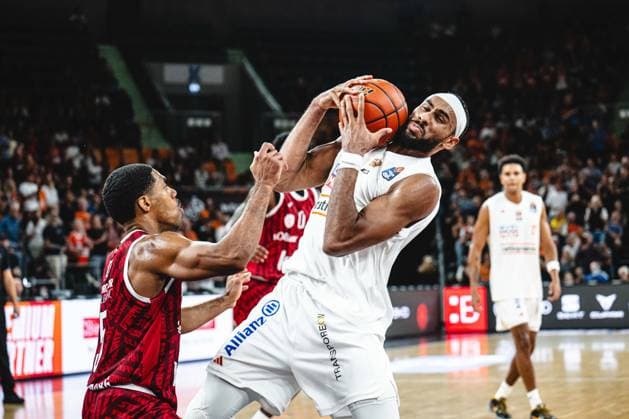 Neu Ulm, Deutschland, 27.09.26: Kenny Dye (Fitness first Wuerzburg Baskets) und Armel Traore (ratiopharm ulm) im Zweikampf waehrend des Basketball Bundesliga Spiels zwischen ratiopharm ulm vs Fitness first Wuerzburg Baskets in der ratiopharm Arena am 27. September 2026 in Neu Ulm, Deutschland. (Foto von Harry Langer DeFodi Images) ratiopharm Arena, Germany, 27.09.26: Kenny Dye (Fitness first Wuerzburg Baskets) und Armel Traore (ratiopharm ulm) battle for the ball during the Basketball Bundesliga match between ratiopharm ulm vs Fitness first Wuerzburg Baskets at Neu Ulm on September 27, 2026 in ratiopharm Arena, Germany. (Photo by Harry Langer DeFodi Images) (Photo by Harry Langer DeFodi Images) -
