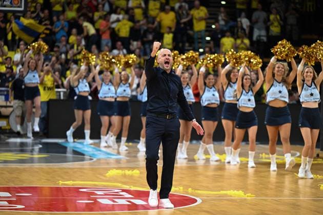 27.09.2026, GER, Basketball, Bundesliga 3.Spieltag, Saison 2026 2027, Oldenburg, EWE Arena, EWE Baskets Oldenburg vs Veolia Towers Hamburg nach dem Sieg muss alles raus bei Milenko BOGICEVIC ( EWE Baskets Oldenburg Headcoach Head-Coach ) Oldenburg EWE Arena Niedersachsen Deutschland Copyright: xnordphotoxGmbHx xRojahnx
