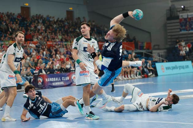 Handball 1. Opel Bundesliga 2026 2027 - Handball Club Hamburg (HCH) vs. HSG Wetzlar Martin Hovde (Hamburg) wirft aufs Tor unten Oliver Norlyk (Hamburg) und Niklas Theiss (Wetzlar), hinten Mitte Josip Simic (Wetzlar) . Sporthalle Hamburg Hamburg Foto: Frank Schoof