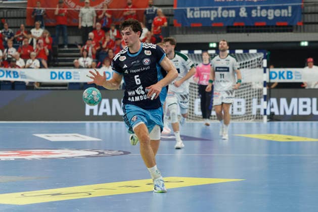 Handball 1. Opel Bundesliga 2026 2027 - Handball Club Hamburg (HCH) vs. HSG Wetzlar Elias Kofler (Hamburg) mit Ball, Freisteller . Sporthalle Hamburg Hamburg Foto: Frank Schoof