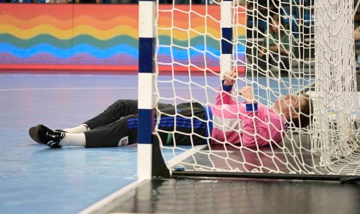 Foto : Torhüter Robin HAUG ( Hamburg ) am Boden zerstört Handball Herren 1. Bundesliga 6. Spieltag am So. 27.09.2026 HCH Hamburg - HSG Wetzlar