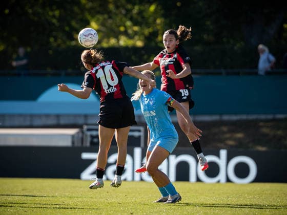 DFB-Pokal: FC Viktoria Berlin vs. Bayer 04 Leverkusen; Berlin, 27.09.2026 DFB-Pokal Frauen: Kopfball Duel zwischen Nina EHEGOETZ (Viktoria Berlin 29) und Sofie ZDEBEL (Bayer 04 Leverkusen 16) während dem Spiel FC Viktoria Berlin vs. Bayer 04 Leverkusen im Stadion Lichterfelde am September 27, 2026 in Berlin, Deutschland. Copyright: xBEAUTIFULxSPORTS Kuehnx
