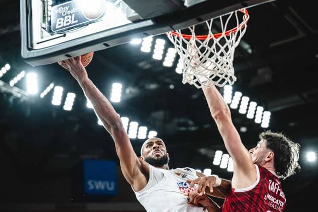 Neu Ulm, Deutschland, 27.09.26: Armel Traore (ratiopharm ulm) undLeo Saffer (Fitness first Wuerzburg Baskets) im Zweikampf waehrend des Basketball Bundesliga Spiels zwischen ratiopharm ulm vs Fitness first Wuerzburg Baskets in der ratiopharm Arena am 27. September 2026 in Neu Ulm, Deutschland. (Foto von Harry Langer DeFodi Images) ratiopharm Arena, Germany, 27.09.26: Armel Traore (ratiopharm ulm) undLeo Saffer (Fitness first Wuerzburg Baskets) battle for the ball during the Basketball Bundesliga match between ratiopharm ulm vs Fitness first Wuerzburg Baskets at Neu Ulm on September 27, 2026 in ratiopharm Arena, Germany. (Photo by Harry Langer DeFodi Images) (Photo by Harry Langer DeFodi Images) -