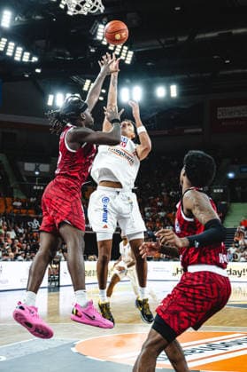 Neu Ulm, Deutschland, 27.09.26: Charles Thompson (Fitness first Wuerzburg Baskets) und Michael Rataj (ratiopharm ulm) im Zweikampf waehrend des Basketball Bundesliga Spiels zwischen ratiopharm ulm vs Fitness first Wuerzburg Baskets in der ratiopharm Arena am 27. September 2026 in Neu Ulm, Deutschland. (Foto von Harry Langer DeFodi Images) ratiopharm Arena, Germany, 27.09.26: Charles Thompson (Fitness first Wuerzburg Baskets) und Michael Rataj (ratiopharm ulm) battle for the ball during the Basketball Bundesliga match between ratiopharm ulm vs Fitness first Wuerzburg Baskets at Neu Ulm on September 27, 2026 in ratiopharm Arena, Germany. (Photo by Harry Langer DeFodi Images) (Photo by Harry Langer DeFodi Images) -