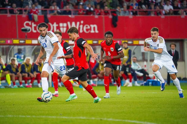 Fussball: Österreich Nationalteam: UEFA Nations League 2026 2027 - Liga B, Gruppe B3, 2. Spieltag, 27.09.2026 - Österreich (ÖFB) vs. Kosovo (FFK) - Ernst-Happel-Stadion (Wien, Österreich); Romano Schmid (Österreich, 18) mit Leon Avdullahu (Kosovo, 23) Copyright: xLukasxBierederx