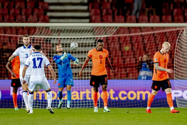 BELGRADO - Nederland midfielder Ryan Gravenberch, Nederland defender Jan Paul van Hecke disappointed after the goal by ServiÃ« forward Luka JoviÄ‡ during the UEFA Nations League match between Servie and Nederland at Rajko Mitic Stadion on 27 September 2026 in Belgrado, Servie. (Photo by DeFodi Images) -