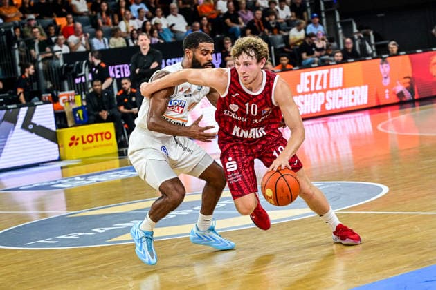 27.09.2026, GER, Basketball, Herren, easycredit Basketball Bundesliga, Saison 2026 2027, 3. Spieltag, ratiopharm Ulm vs Fitness First Würzburg Baskets Calvin Wishart (Wuerzburg, 10) setzt sich gegen Marvin Heckel (Ulm, 47) durch Neu-Ulm ratiopharm Arena Bayern Deutschland Copyright: xNordphotox xHafnerx