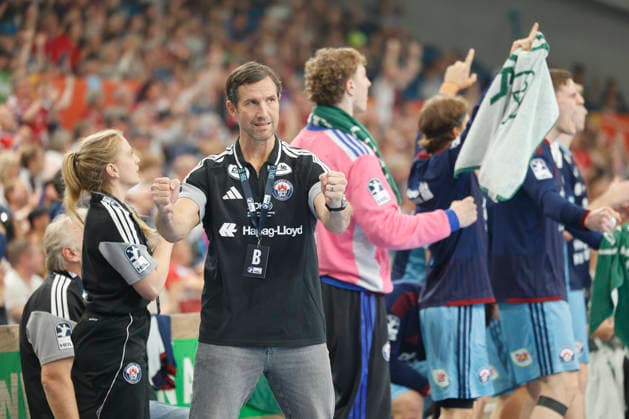 Handball 1. Opel Bundesliga 2026 2027 - Handball Club Hamburg (HCH) vs. HSG Wetzlar Trainer Torsten Jansen (Hamburg) jubelt . Sporthalle Hamburg Hamburg Foto: Frank Schoof