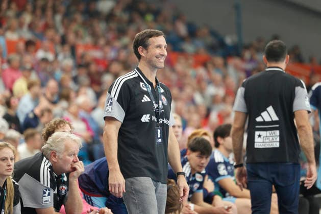 Handball 1. Opel Bundesliga 2026 2027 - Handball Club Hamburg (HCH) vs. HSG Wetzlar Trainer Torsten Jansen (Hamburg) freut sich . Sporthalle Hamburg Hamburg Foto: Frank Schoof