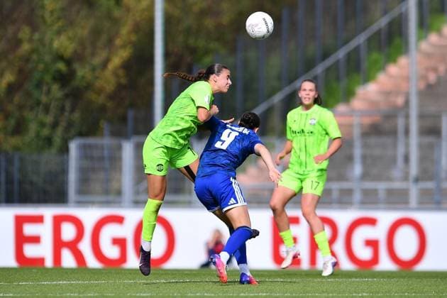 Schalke 04 - SGS Essen ** NUR FÜR REDAKTIONELLE ZWECKE ** EDITORIAL USE ONLY **<p>Fußball Frauen DFB-Pokall 1. Runde: Schalke 04 - SGS Essen am 27.09.2026 im Parkstadion in Gelsenkirchen Selina Albrecht ( SGS Essen ), links - Bonny Lammers ( Schalke 04 ), rechts Deutschland Nordrhein Westfalen Gelsenkirchen Copyright: ThorstenxTillmann