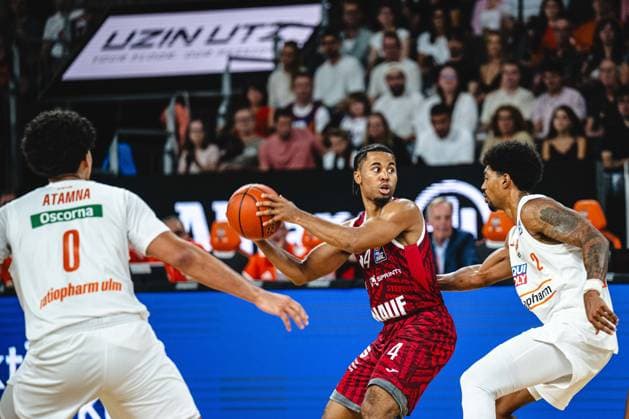 Neu Ulm, Deutschland, 27.09.26: Adam Atamna (ratiopharm ulm), Sam Griffin (Fitness first Wuerzburg Baskets) und Ibi Watson (ratiopharm ulm) im Zweikampf waehrend des Basketball Bundesliga Spiels zwischen ratiopharm ulm vs Fitness first Wuerzburg Baskets in der ratiopharm Arena am 27. September 2026 in Neu Ulm, Deutschland. (Foto von Harry Langer DeFodi Images) ratiopharm Arena, Germany, 27.09.26: Adam Atamna (ratiopharm ulm), Sam Griffin (Fitness first Wuerzburg Baskets) und Ibi Watson (ratiopharm ulm) battle for the ball during the Basketball Bundesliga match between ratiopharm ulm vs Fitness first Wuerzburg Baskets at Neu Ulm on September 27, 2026 in ratiopharm Arena, Germany. (Photo by Harry Langer DeFodi Images) (Photo by Harry Langer DeFodi Images) -