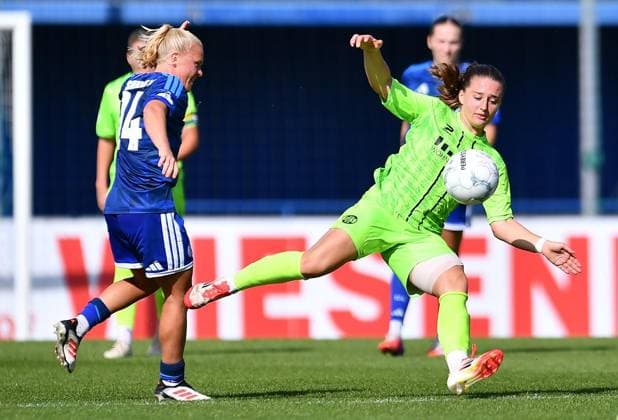 Schalke 04 - SGS Essen ** NUR FÜR REDAKTIONELLE ZWECKE ** EDITORIAL USE ONLY **<p>Fußball Frauen DFB-Pokall 1. Runde: Schalke 04 - SGS Essen am 27.09.2026 im Parkstadion in Gelsenkirchen Jule von der Laan ( Schalke 04 ), links - Joelle Steiner ( SGS Essen ), rechts Deutschland Nordrhein Westfalen Gelsenkirchen Copyright: ThorstenxTillmann