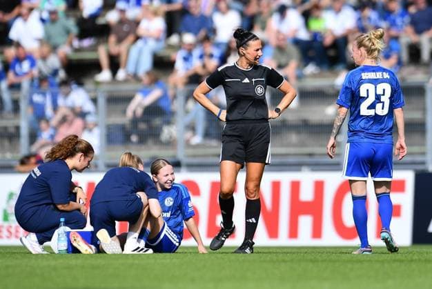 Schalke 04 - SGS Essen ** NUR FÜR REDAKTIONELLE ZWECKE ** EDITORIAL USE ONLY **<p>Fußball Frauen DFB-Pokall 1. Runde: Schalke 04 - SGS Essen am 27.09.2026 im Parkstadion in Gelsenkirchen Schiedsrichter Nadine Westerhoff, links - Julia Debitzki ( Schalke 04 ), rechts Deutschland Nordrhein Westfalen Gelsenkirchen Copyright: ThorstenxTillmann