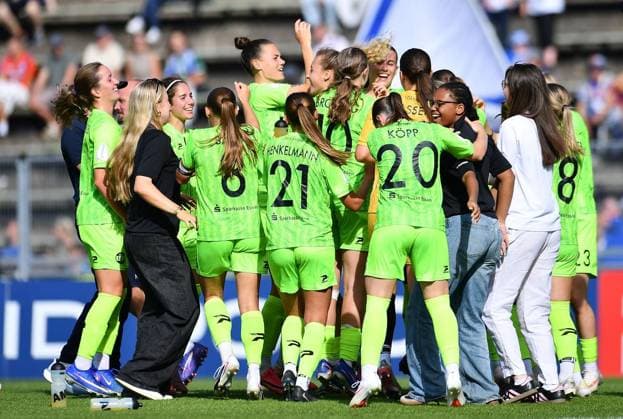 Schalke 04 - SGS Essen ** NUR FÜR REDAKTIONELLE ZWECKE ** EDITORIAL USE ONLY **<p>Fußball Frauen DFB-Pokall 1. Runde: Schalke 04 - SGS Essen am 27.09.2026 im Parkstadion in Gelsenkirchen Die Spielerinnen der SGS Essen freuen sich über den Sieg Deutschland Nordrhein Westfalen Gelsenkirchen Copyright: ThorstenxTillmann