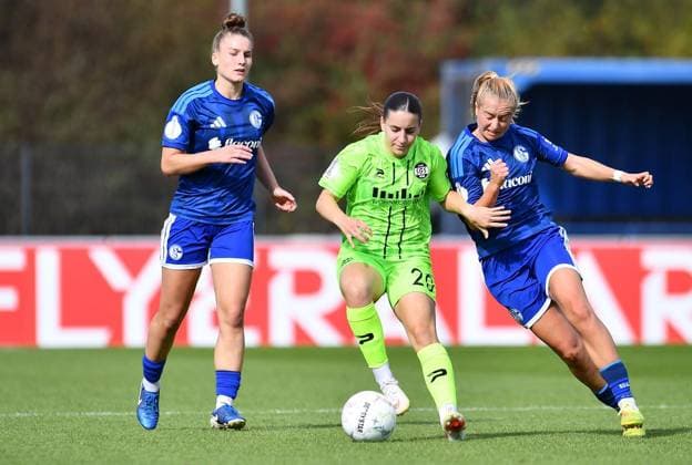 Schalke 04 - SGS Essen ** NUR FÜR REDAKTIONELLE ZWECKE ** EDITORIAL USE ONLY **<p>Fußball Frauen DFB-Pokall 1. Runde: Schalke 04 - SGS Essen am 27.09.2026 im Parkstadion in Gelsenkirchen Alessandra Vogel ( Schalke 04 ), links - Leonie Köpp ( SGS Essen ), mitte - Nele Schmidt ( Schalke 04 ), rechts Deutschland Nordrhein Westfalen Gelsenkirchen Copyright: ThorstenxTillmann