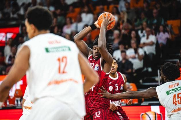 Neu Ulm, Deutschland, 27.09.26: Michael Rataj (ratiopharm ulm), Charles Thompson (Fitness first Wuerzburg Baskets) undOluwasimisola Shittu (ratiopharm ulm) im Zweikampf waehrend des Basketball Bundesliga Spiels zwischen ratiopharm ulm vs Fitness first Wuerzburg Baskets in der ratiopharm Arena am 27. September 2026 in Neu Ulm, Deutschland. (Foto von Harry Langer DeFodi Images) ratiopharm Arena, Germany, 27.09.26: Michael Rataj (ratiopharm ulm), Charles Thompson (Fitness first Wuerzburg Baskets) undOluwasimisola Shittu (ratiopharm ulm) battle for the ball during the Basketball Bundesliga match between ratiopharm ulm vs Fitness first Wuerzburg Baskets at Neu Ulm on September 27, 2026 in ratiopharm Arena, Germany. (Photo by Harry Langer DeFodi Images) (Photo by Harry Langer DeFodi Images) -