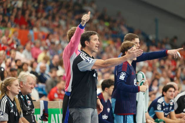 Handball 1. Opel Bundesliga 2026 2027 - Handball Club Hamburg (HCH) vs. HSG Wetzlar Trainer Torsten Jansen (Hamburg) gibt Anweisungen . Sporthalle Hamburg Hamburg Foto: Frank Schoof
