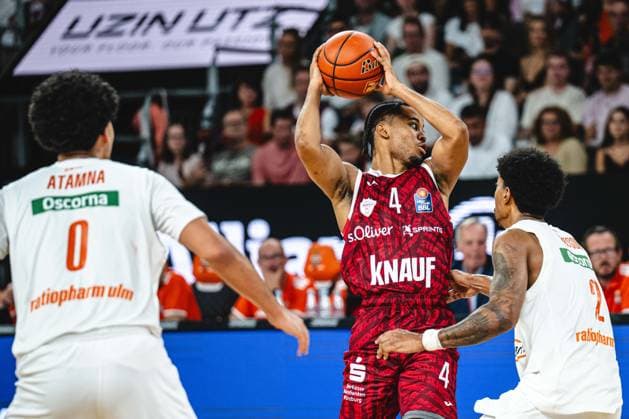 Neu Ulm, Deutschland, 27.09.26: Adam Atamna (ratiopharm ulm), Sam Griffin (Fitness first Wuerzburg Baskets) und Ibi Watson (ratiopharm ulm) im Zweikampf waehrend des Basketball Bundesliga Spiels zwischen ratiopharm ulm vs Fitness first Wuerzburg Baskets in der ratiopharm Arena am 27. September 2026 in Neu Ulm, Deutschland. (Foto von Harry Langer DeFodi Images) ratiopharm Arena, Germany, 27.09.26: Adam Atamna (ratiopharm ulm), Sam Griffin (Fitness first Wuerzburg Baskets) und Ibi Watson (ratiopharm ulm) battle for the ball during the Basketball Bundesliga match between ratiopharm ulm vs Fitness first Wuerzburg Baskets at Neu Ulm on September 27, 2026 in ratiopharm Arena, Germany. (Photo by Harry Langer DeFodi Images) (Photo by Harry Langer DeFodi Images) -