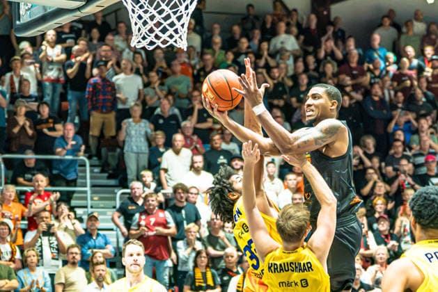 Chemnitz, Deutschland 27. September 2026: 1. BBL - 2026 2027 - Sp. 3 - Niners Chemnitz gegen Phoenix Hagen Im Bild: Nighael Ceaser (Niners) 2.v.li. mit einen Dunking Copyright: xFotostandx xNachtigallx