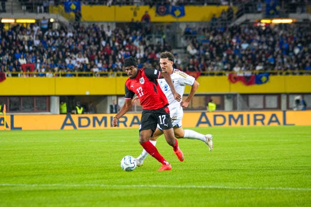 Fussball: Österreich Nationalteam: UEFA Nations League 2026 2027 - Liga B, Gruppe B3, 2. Spieltag, 27.09.2026 - Österreich (ÖFB) vs. Kosovo (FFK) - Ernst-Happel-Stadion (Wien, Österreich); Carney Chukwuemeka (Österreich, 17) mit Valmir Matoshi (Kosovo, 8) Copyright: xLukasxBierederx