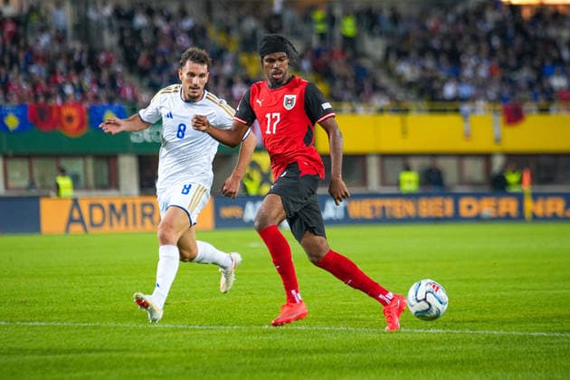 Fussball: Österreich Nationalteam: UEFA Nations League 2026 2027 - Liga B, Gruppe B3, 2. Spieltag, 27.09.2026 - Österreich (ÖFB) vs. Kosovo (FFK) - Ernst-Happel-Stadion (Wien, Österreich); Carney Chukwuemeka (Österreich, 17) mit Valmir Matoshi (Kosovo, 8) Copyright: xLukasxBierederx