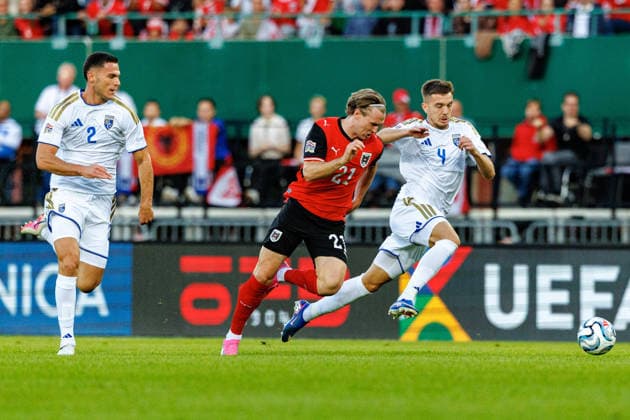 VIENNA, AUSTRIA - 27 SEPTEMBER 2026: Image shows Wimmer Patrick (Austria, 21), Krasniqi Ilir (Kosovo, 4) and Raci Ron (Kosovo, 2) during UEFA Nations League 2026 27 League B, Group B3, Matchday 2: Austria vs Kosovo at Ernst-Happel-Stadion on 27 09 2026 in Vienna, Austria. Austria Copyright: xFröhlichxPascalx