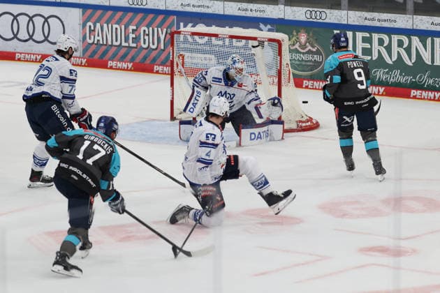 Ingolstadt, Deutschland 27. September 2026: PENNY DEL - 2026 2027 - Sp. 4 - ERC Ingolstadt gegen Adler Mannheim Im Bild: 2. v.li. Abbott Girduckis (ERCI) mit der Chance zum 1:0 Saturn Arena Bayern Copyright: xFotostandx xSchäferx