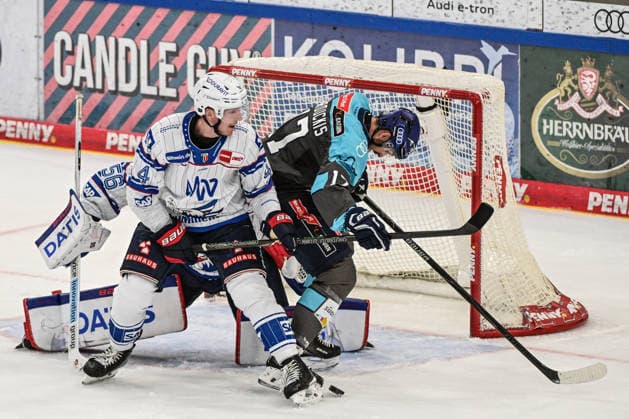 Penny DEL 26 27: Penny DEL Ingolstadt vs. Adler Mannheim; Ingolstadt, 27.09.2026 harter Kampf vor dem Tor von Maximilian Franzreb (Adler Mannheim, 56) zwischen Abbott Girduckis (ERC Ingolstadt, 17) und Dan Renouf (Adler Mannheim, 4) Ingolstadt; 27.09.2026; Penny DEL; 4. Spieltag, ERC ingolstadt gegen Adler Mannheim; SATURN Arena Ingolstadt Copyright: xBEAUTIFULxSPORTS Märklx