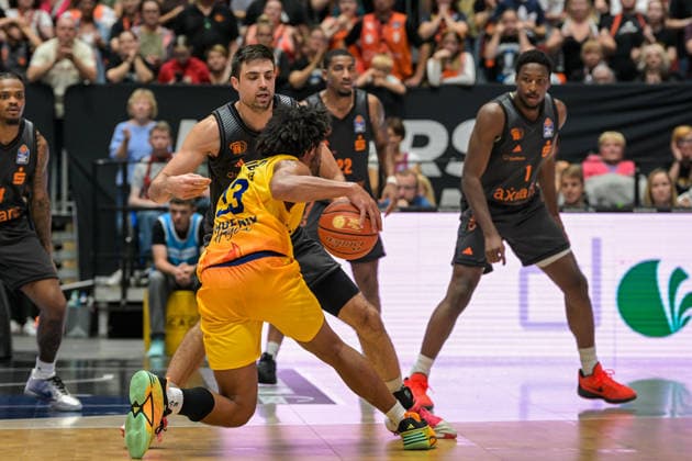 easyCredit Basketball Bundesliga, 3. Spieltag, Niners Chemnitz - Phoenix Hagen 27.09,2026 ab 16.30 Uhr Chemnitz, Chemnitz Arena Im Foto: 33 Trenton Gibson, 21 Mateo Seric easyCredit Basketball Bundesliga, 3. Spieltag, Niners Chemnitz - Phoenix Hagen Chemnitz Sachsen Deutschland Copyright: xEHLxMedia MichelxKöhlerx 20262709-Niners-Chemnitz-Phoenix-Hagen_115