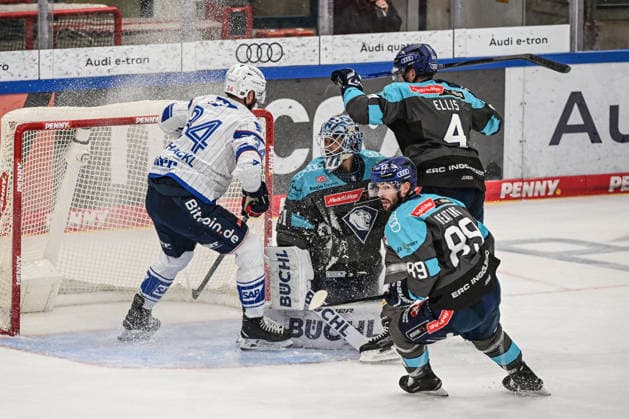 Penny DEL 26 27: Penny DEL Ingolstadt vs. Adler Mannheim; Ingolstadt, 27.09.2026 Manhheim gelingt es nicht die Überzahl zu nützen. Tom Kühnhackl (Adler Mannheim, 34) vor dem Tor von Devin Williams (ERC Ingolstadt, 31); Austen Keating (ERC Ingolstadt, 89) und Morgan Ellis (ERC Ingolstadt, 4) halten dagegen. Ingolstadt; 27.09.2026; Penny DEL; 4. Spieltag, ERC ingolstadt gegen Adler Mannheim; SATURN Arena Ingolstadt Copyright: xBEAUTIFULxSPORTS Märklx